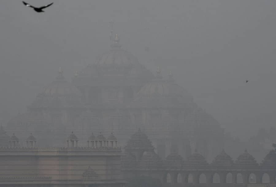 ದೆಹಲಿಯ ಅಕ್ಷರಧಾಮ ದೇವಾಲಯದ ಸುತ್ತಲೂ ಗುರುವಾರ ದಟ್ಟ ಹೊಗೆ ಆವರಿಸಿತ್ತು–ಪಿಟಿಐ ಚಿತ್ರ 