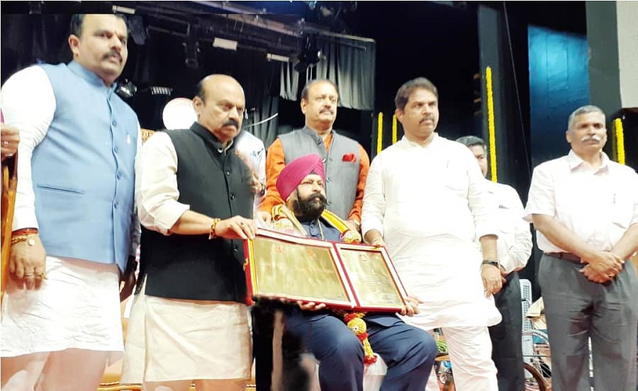 ಬೆಂಗಳೂರಿನಲ್ಲಿ ಆಯೋಜಿಸಿದ್ದ ಸಮಾರಂಭದಲ್ಲಿ ಬೀದರ್ನ ಗುರುನಾನಕ ಶಿಕ್ಷಣ ಸಂಸ್ಥೆಗಳ ಸಮೂಹದ ಅಧ್ಯಕ್ಷ ಎಸ್. ಬಲಬೀರಸಿಂಗ್ ಅವರಿಗೆ ಮುಖ್ಯಮಂತ್ರಿ ಬಸವರಾಜ ಬೊಮ್ಮಾಯಿ ಅವರು ಕರ್ನಾಟಕ ರಾಜ್ಯೋತ್ಸವ ಪ್ರಶಸ್ತಿ ಪ್ರದಾನ ಮಾಡಿದರು