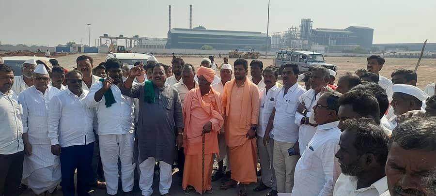 ಕಬ್ಬು ನುರಿಸಲು ಆರಂಭಿಸುವಂತೆ ಒತ್ತಾಯಿಸಿ ರೈತರು ಸಿದ್ದರಾಮ ಶಿವಾಚಾರ್ಯರ ನೇತೃತ್ವದಲ್ಲಿ ಚಿಣಮಗೇರಾದಲ್ಲಿರುವ ಕೆಪಿಆರ್ ಸಕ್ಕರೆ ಕಾರ್ಖಾನೆ ಎದುರು ಪ್ರತಿಭಟನೆ ನಡೆಸಿದರು