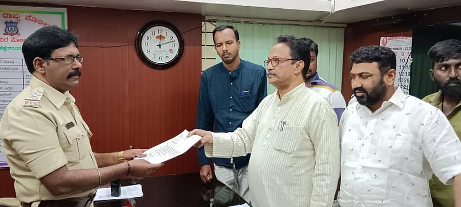 ಕೆ.ಆರ್.ಪುರ ಠಾಣಾಧಿಕಾರಿಗೆ ಸಾಮಾಜಿಕ ಕಾರ್ಯಕರ್ತ ಟಿ.ಜೆ.ಅಬ್ರಾಹಂ ದೂರು ನೀಡಿದರು. ಕೆ.ಟಿ.ರಾಜಕುಮಾರ್ ಇದ್ದರು.