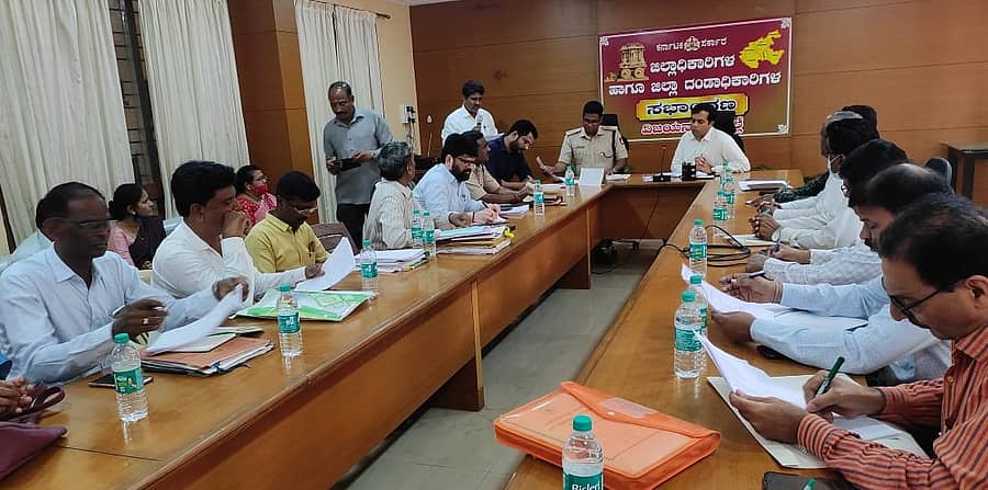 ಪರೀಕ್ಷೆ ಸಿದ್ಧತೆ ಕುರಿತು ಜಿಲ್ಲಾಧಿಕಾರಿ ಅನಿರುದ್ಧ್ ಶ್ರವಣ್ ಪಿ. ಅವರು ಗುರುವಾರ ಅಧಿಕಾರಿಗಳ ಸಭೆ ನಡೆಸಿದರು.