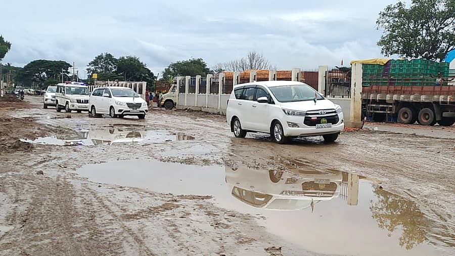 ಚಿಂತಾಮಣಿಯ ಕೆಸರುಗದ್ದೆಯ ರಸ್ತೆಯಲ್ಲಿ ಸಂಚರಿಸುತ್ತಿರುವ ಸಚಿವ ಡಾ.ಕೆ.ಸುಧಾಕರ್ ಕಾರು