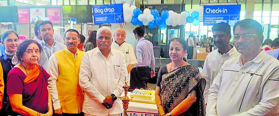 ಬೆಳಗಾವಿ ವಿಮಾನ ನಿಲ್ದಾಣದಲ್ಲಿ ಈಚೆಗೆ ಈರಣ್ಣ ಕಡಾಡಿ ಅವರು ಬೆಳಗಾವಿ– ಬೆಂಗಳೂರು ವಿಮಾನ ಹಾರಾಟಕ್ಕೆ ಚಾಲನೆ ನೀಡಿದರು. ಮಂಗಲಾ ಅಂಗಡಿ, ಅನಿಲ ಬೆನಕೆ ಇದ್ದಾರೆ