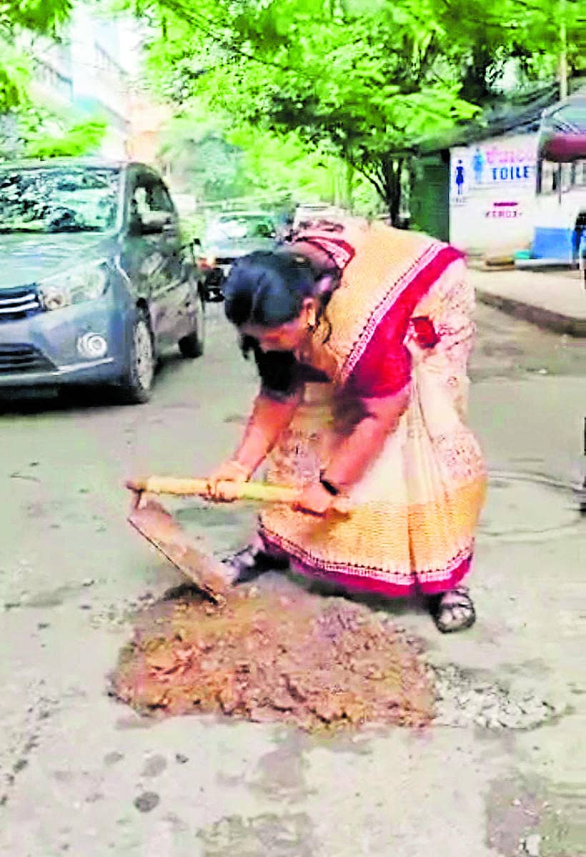 ರಸ್ತೆ ಗುಂಡಿ ಮುಚ್ಚಿ ವಿಡಿಯೊ ಹಂಚಿಕೊಂಡ ಮಹಿಳೆ