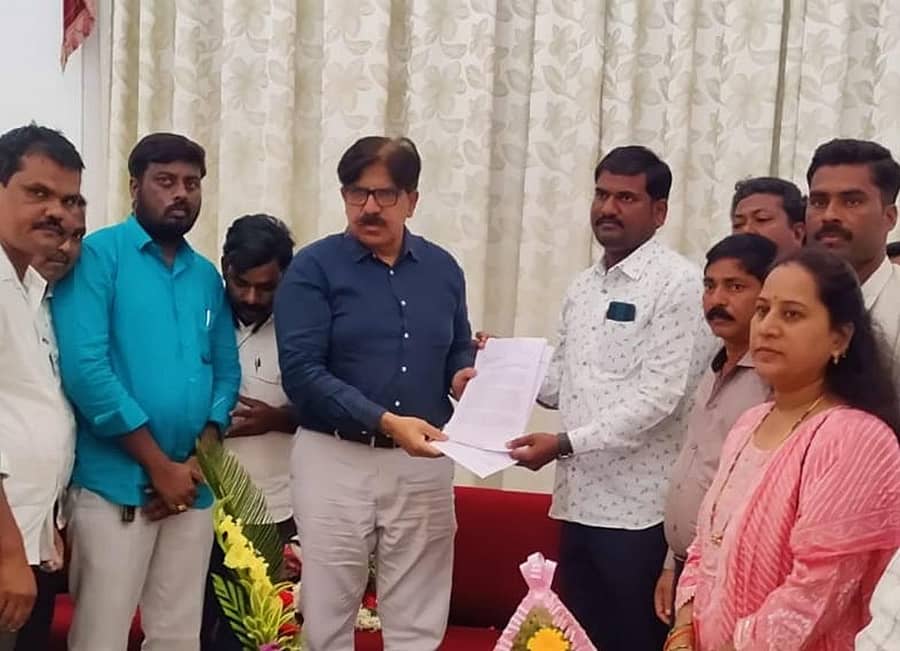 ಗ್ರಾಮ ಪಂಚಾಯಿತಿ ನೌಕರರ ಸಂಘದ ಪದಾಧಿಕಾರಿಗಳು ಹೆಚ್ಚುವರಿ ಮುಖ್ಯ ಕಾರ್ಯದರ್ಶಿ ಎಲ್.ಕೆ. ಅತೀಕ್ ಅವರಿಗೆ ಮನವಿ ಸಲ್ಲಿಸಿದರು