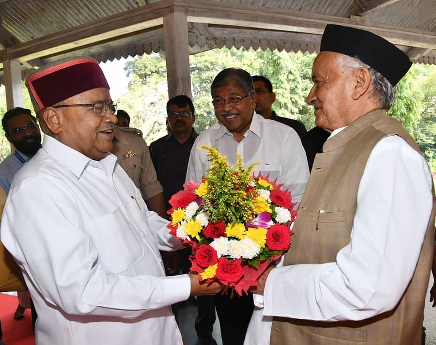 ಕರ್ನಾಟಕ– ಮಹಾರಾಷ್ಟ್ರ ಸಮನ್ವಯ ಸಭೆಗಾಗಿ ಶುಕ್ರವಾರ ಕೊಲ್ಹಾಪುರಕ್ಕೆ ಬಂದ ರಾಜ್ಯಪಾಲ ಥಾವರಚಂದ ಗೆಹಲೋತ್ ಅವರನ್ನು ಮಹಾರಾಷ್ಟ್ರ ರಾಜ್ಯಪಾಲ ಭಗತ್ಸಿಂಗ್ ಕೊಶಿಯಾರಿ ಹೂಗುಚ್ಛ ನೀಡಿ ಸ್ವಾಗತಿಸಿದರು.