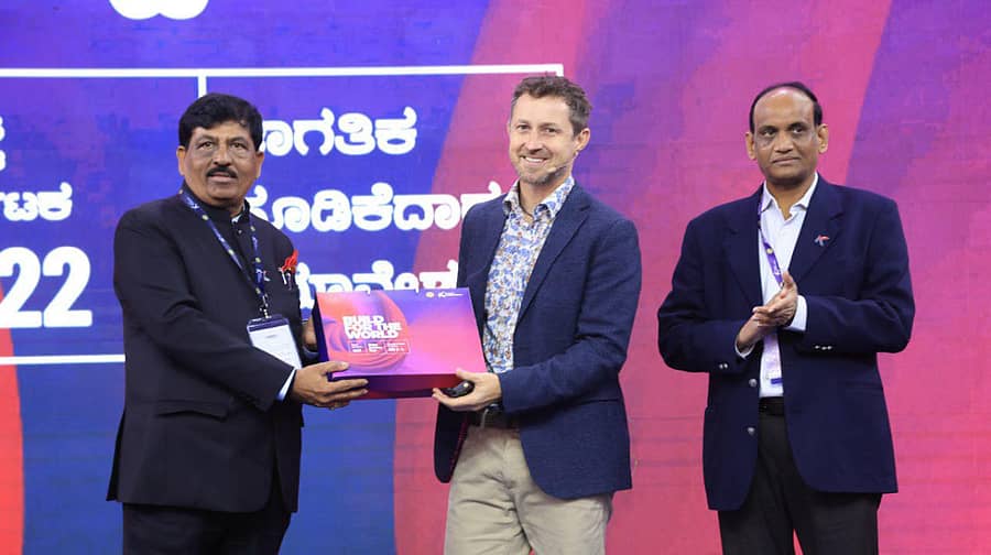 ವನ್ಯಜೀವಿ ಚಲನಚಿತ್ರ ನಿರ್ಮಾಪಕರಾಗಿ ಮತ್ತು ಪ್ರಸಿದ್ಧ ನೈಸರ್ಗಿಕ ಇತಿಹಾಸಕಾರ ಹಂಟರ್, ಜುಕರ್ ಬರ್ಗ್ ಮೀಡಿಯಾ ಸಂಸ್ಥಾಪಕಿ ರ್ಯಾಂಡಿ ಜುಕರ್ಬರ್ಗ್