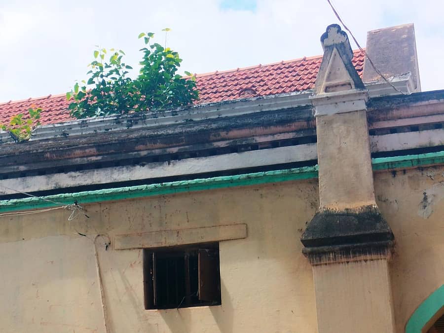 ಹುಳಿಯಾರು ಪಟ್ಟಣದ ಹೃದಯ ಭಾಗದಲ್ಲಿರುವ ಶಾಲಾ ಕಟ್ಟಡ