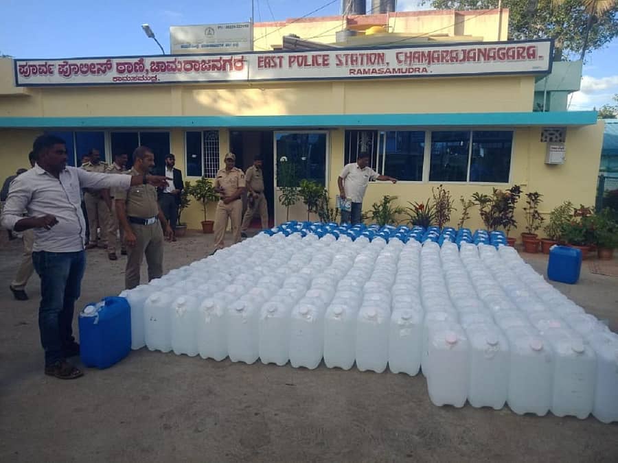 ಪೊಲೀಸರು ವಶಪಡಿಸಿಕೊಂಡಿರುವ ಸ್ಪಿರಿಟ್ ತುಂಬಿದ ಕ್ಯಾನ್ಗಳು