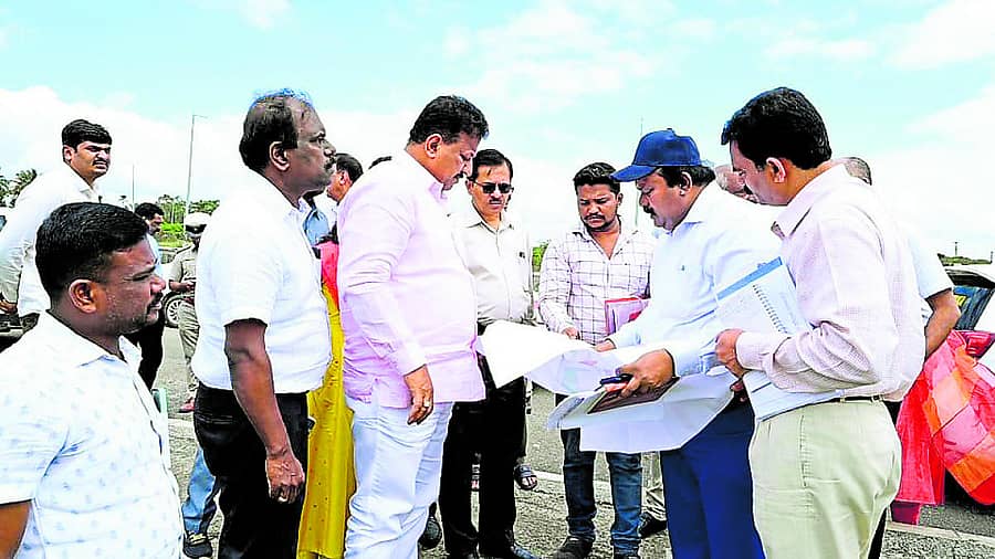 ಕೆಂಪೇಗೌಡ ಬಡಾವಣೆಯ ಕಾಮಗಾರಿಗಳ ಬಗ್ಗೆ ಎಸ್‌.ಆರ್‌.ವಿಶ್ವನಾಥ್ ಅವರು ಅಧಿಕಾರಿಗಳಿಂದ ಮಾಹಿತಿ ಪಡೆದರು