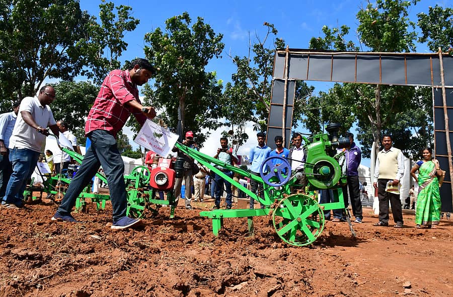 ಯಂತ್ರೋಪಕರಣ ತಯಾರಿಕಾ ಕಂಪನಿ ಸಿಬ್ಬಂದಿ ತಮ್ಮ ಯಂತ್ರದ ಬಗ್ಗೆ ಕೃಷಿ ಮೇಳದಲ್ಲಿ ಶುಕ್ರವಾರ ಪ್ರಾತ್ಯಕ್ಷಿಕೆ ನೀಡಿದರು – ಪ್ರಜಾವಾಣಿ ಚಿತ್ರ