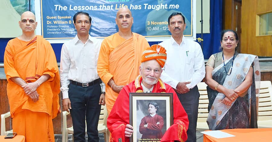 ತುಮಕೂರಿನ ರಾಮಕೃಷ್ಣ ವಿವೇಕಾನಂದ ಆಶ್ರಮದಲ್ಲಿ ಈಚೆಗೆ ಹಮ್ಮಿಕೊಂಡಿದ್ದ ಶಿಕ್ಷಕರಿಗೆ ಮಾರ್ಗದರ್ಶನ ಕಾರ್ಯಕ್ರಮದಲ್ಲಿ ಅಮೆರಿಕದ ಕೊಲರೆಡೊ ವಿಶ್ವವಿದ್ಯಾಲಯದ ಕೆಮಿಕಲ್ ಎಂಜಿನಿಯರಿಂಗ್ ವಿಭಾಗದ ಹಿರಿಯ ವಿಜ್ಞಾನಿ ಡಾ.ವಿಲಿಯಂ ಕ್ರ್ಯಾನ್ಟ್ಜ್ ಅವರನ್ನು ಸನ್ಮಾನಿಸಲಾಯಿತು. ಆಶ್ರಮದ ಸ್ವಾಮಿ ವೀರೇಶಾನಂದ ಸರಸ್ವತಿ, ಸ್ವಾಮಿ ಧೀರಾನಂದ, ಜಿಲ್ಲಾಧಿಕಾರಿ ವೈ.ಎಸ್.ಪಾಟೀಲ, ಅಕ್ಷಯ ಎಂಜಿನಿಯರಿಂಗ್ ಕಾಲೇಜಿನ ಪ್ರಾಂಶುಪಾಲ ಶ್ರೀನಿವಾಸರಾವ್, ಸರ್ಕಾರಿ ಪ್ರಥಮ ದರ್ಜೆ ಕಾಲೇಜಿನ ಪ್ರಾಂಶುಪಾಲರಾದ ಟಿ.ಆರ್.ಲೀಲಾವತಿ ಇದ್ದಾರೆ