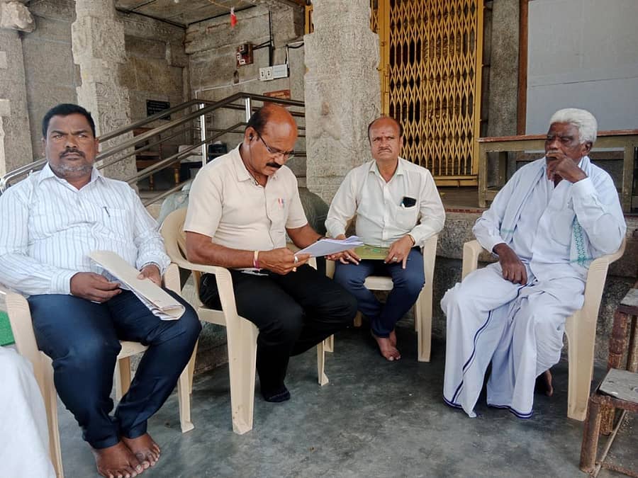 ಗುಡಿಬಂಡೆ ಪಟ್ಟಣದ ಲಕ್ಷ್ಮೀವೆಂಕಟರಮಣಸ್ವಾಮಿ ದೇವಾಲಯ ಬಳಿ ಟ್ರಸ್ಟ್ ಸಮಿತಿ ಮುಖಂಡ ಮಾಚಾವಲಹಳ್ಳಿ ವೆಂಕಟರಾಯಪ್ಪ ಅವರಿಂದ ಅಧಿಕಾರಿಗಳು ಹೇಳಿಕೆ ಪಡೆದರು