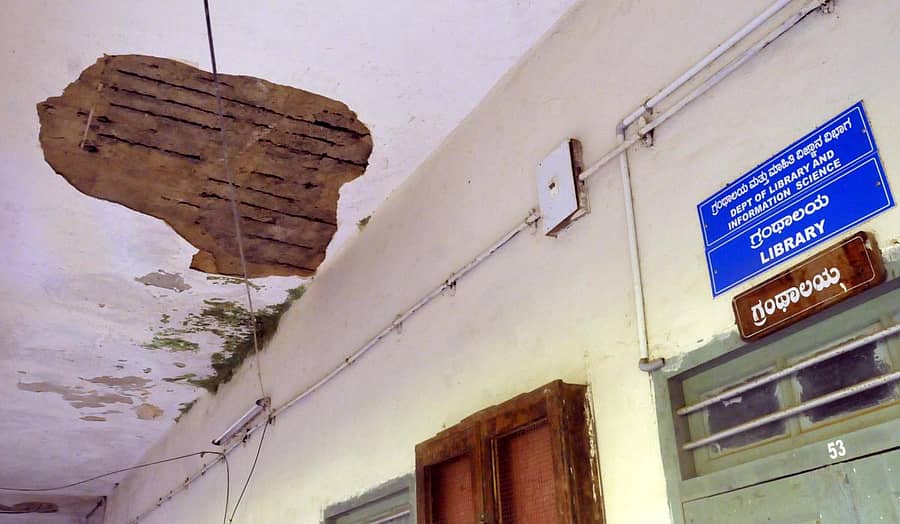 ಗ್ರಂಥಾಲಯ ಕೊಠಡಿ ಬಳಿ ತಾರಸಿ ಸಿಮೆಂಟ್ ಹಾಳಾಗಿ ಸರಳುಗಳು ಕಾಣುತ್ತಿವೆ.