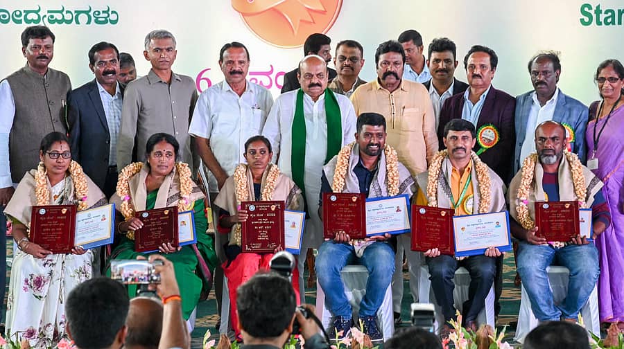 ಬೆಂಗಳೂರಿನ ಜೆಕೆವಿಕೆಯಲ್ಲಿ ಶನಿವಾರ ನಡೆದ ಕೃಷಿ ಮೇಳದಲ್ಲಿ ಹಾಸನ ಜಿಲ್ಲೆಯ (ಕುಳಿತವರು ಎಡದಿಂದ) ಎಂ.ಕವಿತಾ, ಲಕ್ಷ್ಮಿ ಮತ್ತು ಆರ್. ಅರುಣ, ಮಂಜೇಗೌಡ, ತಿಮ್ಮೇಗೌಡ ಮತ್ತು ಶಿವಕುಮಾರ ಸ್ವಾಮಿ ಅವರಿಗೆ ಅತ್ಯುತ್ತಮ ರೈತ ಮಹಿಳೆ ಮತ್ತು ರೈತ ಪ್ರಶಸ್ತಿಯನ್ನು ನೀಡಿ ಗೌರವಿಸಲಾಯಿತು. ಮುಖ್ಯಮಂತ್ರಿ ಬಸವರಾಜ್ ಬೊಮ್ಮಾಯಿ, ಸಂಸದ ಸದಾನಂದಗೌಡ, ಶಾಸಕ ಕೃಷ್ಣ ಬೈರೇಗೌಡ, ಕೃಷಿ ಸಚಿವ ಬಿ.ಸಿ.ಪಾಟೀಲ್, ಕೃಷಿ ವಿಶ್ವವಿದ್ಯಾಲಯ ಕುಲಪತಿ ಎಸ್.ವಿ.ಸುರೇಶ್ ಇದ್ದಾರೆ –ಪ್ರಜಾವಾಣಿ ಚಿತ್ರ: ಎಂ.ಎಸ್.ಮಂಜುನಾಥ್