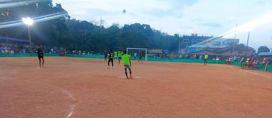 ಸುಂಟಿಕೊಪ್ಪ ಪ್ರೆಂಡ್ಸ್ ಎಫ್.ಸಿ ವತಿಯಿಂದ ನಡೆಯುತ್ತಿರುವ ಹೊನಲು ಬೆಳಕಿನ ಫುಟ್‌ಬಾಲ್‌ ಟೂರ್ನಿಯಲ್ಲಿ ಕೊಡಗರಹಳ್ಳಿ ಮತ್ತು ಮೈಸೂರು ತಂಡಗಳ ಹಣಾಹಣಿ