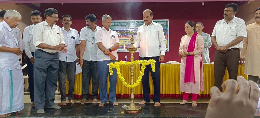 ಶೃಂಗೇರಿಯ ಜಿ.ಎಸ್.ಬಿ ಸಭಾಂಗಣದಲ್ಲಿ ಪೀಕಾರ್ಡ್ ಬ್ಯಾಂಕ್, ಮ್ಯಾಮ್ಕೋಸ್, ತಾಲ್ಲೂಕು ಕೃಷಿ ಸಮಾಜದ ಸಂಯುಕ್ತ ಆಶ್ರಯದಲ್ಲಿ ನಡೆದ ಎಲೆ ಚುಕ್ಕಿ ರೋಗದ ಬಗ್ಗೆ ಮಾಹಿತಿ ಕಾರ್ಯಾಗಾರವನ್ನು ಶಾಸಕ ಟಿ.ಡಿ ರಾಜೇಗೌಡ ಉದ್ಘಾಟಿಸಿದರು.