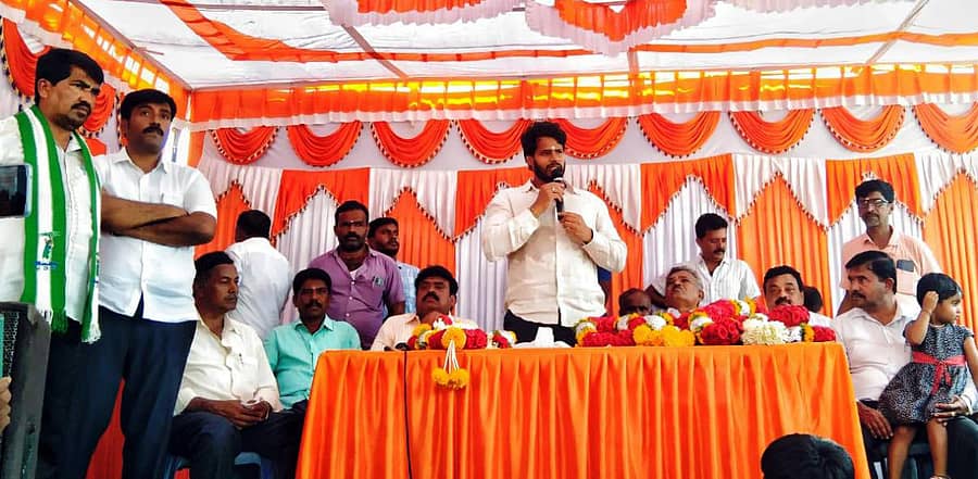 ಚನ್ನಪಟ್ಟಣ ತಾಲ್ಲೂಕಿನ ಅಕ್ಕೂರು ಗ್ರಾಮದಲ್ಲಿ ನಡೆದ ಜೆಡಿಎಸ್ ಕಾರ್ಯಕರ್ತರ ಸಭೆಯಲ್ಲಿ ಯುವ ಘಟಕದ ಅಧ್ಯಕ್ಷ ನಿಖಿಲ್ ಕುಮಾರಸ್ವಾಮಿ ಮಾತನಾಡಿದರು. ಪಕ್ಷದ ತಾಲ್ಲೂಕು ಘಟಕದ ಅಧ್ಯಕ್ಷ ಜಯಮುತ್ತು, ನಗರಸಭೆ ಅಧ್ಯಕ್ಷ ಪ್ರಶಾಂತ್, ಇತರರು ಇದ್ದರು