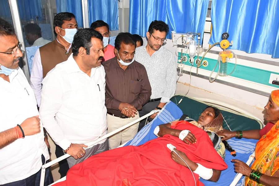 ಬೇಮಳಖೇಡ ಬಳಿ ಸಂಭವಿಸಿದ ರಸ್ತೆ ಅಪಘಾತದಲ್ಲಿ ಗಾಯಗೊಂಡು ಬೀದರ್ನ ಬ್ರಿಮ್ಸ್ ಆಸ್ಪತ್ರೆಯಲ್ಲಿ ಚಿಕಿತ್ಸೆ ಪಡೆಯುತ್ತಿರುವ ಉಡಬನಳ್ಳಿ ಗ್ರಾಮದ ಮಹಿಳೆಯ ಆರೋಗ್ಯ ವಿಚಾರಿಸಿದ ಜಿಲ್ಲಾ ಉಸ್ತುವಾರಿ ಸಚಿವ ಶಂಕರ ಪಾಟೀಲ ಮುನೇನಕೊಪ್ಪ ಹಾಗೂ ಕೆಎಸ್ಐಐಡಿಸಿ ಅಧ್ಯಕ್ಷ ಶೈಲೇಂದ್ರ ಬೆಲ್ದಾಳೆ