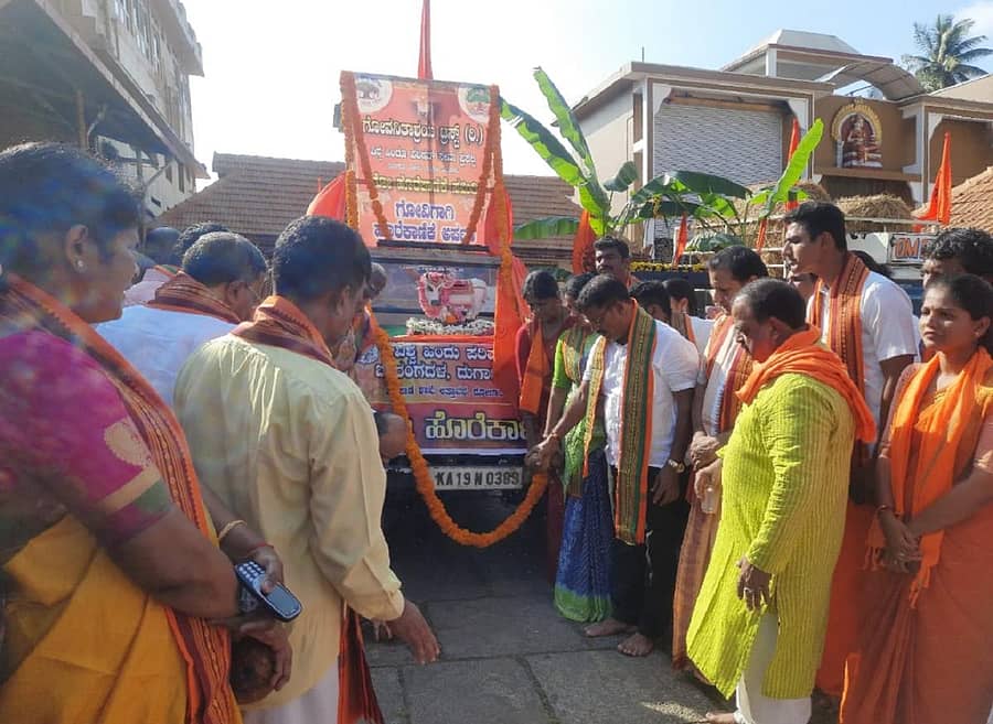ಹೊರೆ ಕಾಣಿಕೆ ಮೆರವಣಿಗೆಗೆ ಮಂಗಳೂರಿನ ಕದ್ರಿ ದೇವಸ್ಥಾನದಲ್ಲಿ ಚಾಲನೆ ನೀಡಲಾಯಿತು