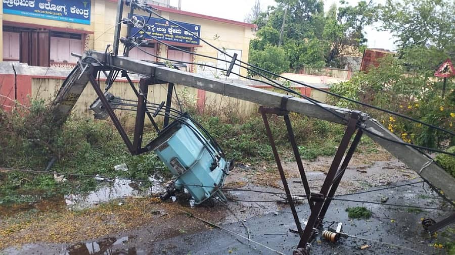 ಭಾರಿ ಗಾಳಿ ಮಳೆಗೆ ಚಾಮರಾಜನಗರ ತಾಲ್ಲೂಕಿನ ಚಂದಕವಾಡಿಯಲ್ಲಿ ಮುರಿದು ಬಿದ್ದ ಟಿಸಿ