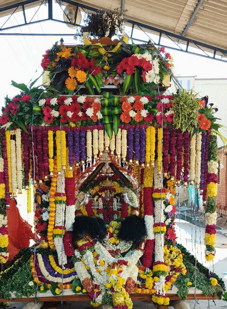 ಬೀರೂರು ಸಮೀಪದ ಬಿ.ಕೋಡಿಹಳ್ಳಿ ಗ್ರಾಮದಲ್ಲಿ ಶನಿವಾರ ರಾತ್ರಿ ರಂಗನಾಥಸ್ವಾಮಿಯವರ ವೃಂದಾವನೋತ್ಸವ ಮತ್ತು ತುಳಸಿ ಕಲ್ಯಾಣ ನೆರವೇರಿತು.