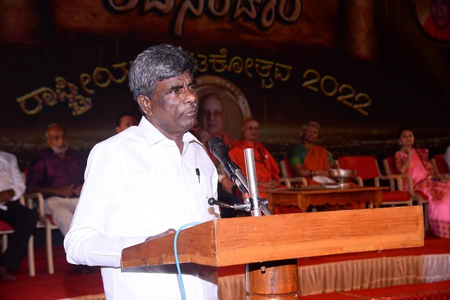 ಹೊಸದುರ್ಗದ ಸಾಣೇಹಳ್ಳಿಯ ರಾಷ್ಟ್ರೀಯ ನಾಟಕೋತ್ಸವದಲ್ಲಿ ಹಿಂದುಳಿದ ವರ್ಗಗಳ ಕಲ್ಯಾಣ ಸಚಿವರಾದ ಕೋಟ ಶ್ರೀನಿವಾಸಪೂಜಾರಿ ಮಾತನಾಡಿದರು.