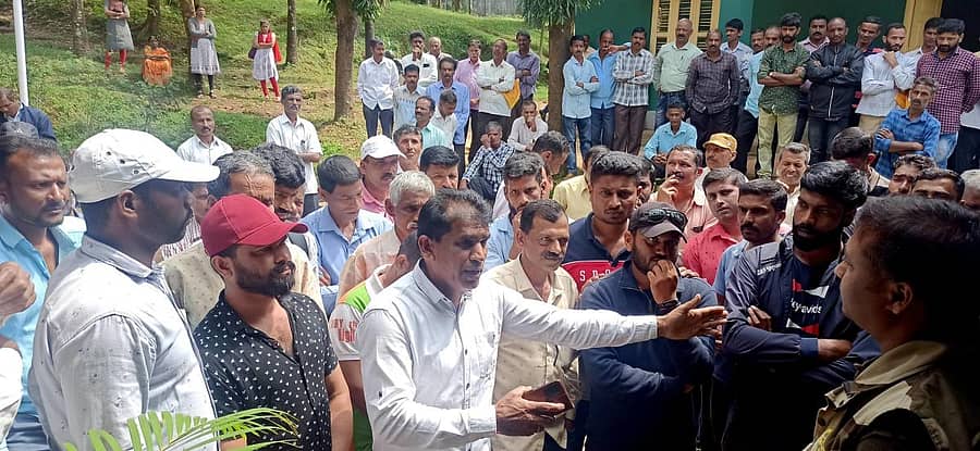 ಸೋಮವಾರಪೇಟೆ ಅರಣ್ಯ ಇಲಾಖೆಯವರು ರೈತರೊಬ್ಬರ ಕಾಫಿ ತೋಟಕ್ಕೆ ಹಾನಿ ಮಾಡಿದ್ದಾರೆ ಎಂದು ಆರೋಪಿಸಿ ತಾಲ್ಲೂಕಿನ ಹರಗ ಗ್ರಾಮದ ಕೃಷಿಕರು ಅರಣ್ಯ ಇಲಾಖೆ ಕಚೇರಿಗೆ ಸೋಮವಾರ ಮುತ್ತಿಗೆ ಹಾಕಿ ಪ್ರತಿಭಟನೆ ನಡೆಸಿದರು. ಮುಖಂಡರಾದ ಧರ್ಮಪ್ಪ, ತ್ರಿಶೂಲ್, ಶರಣ್, ಆದಿತ್ಯ ಇದ್ದರು