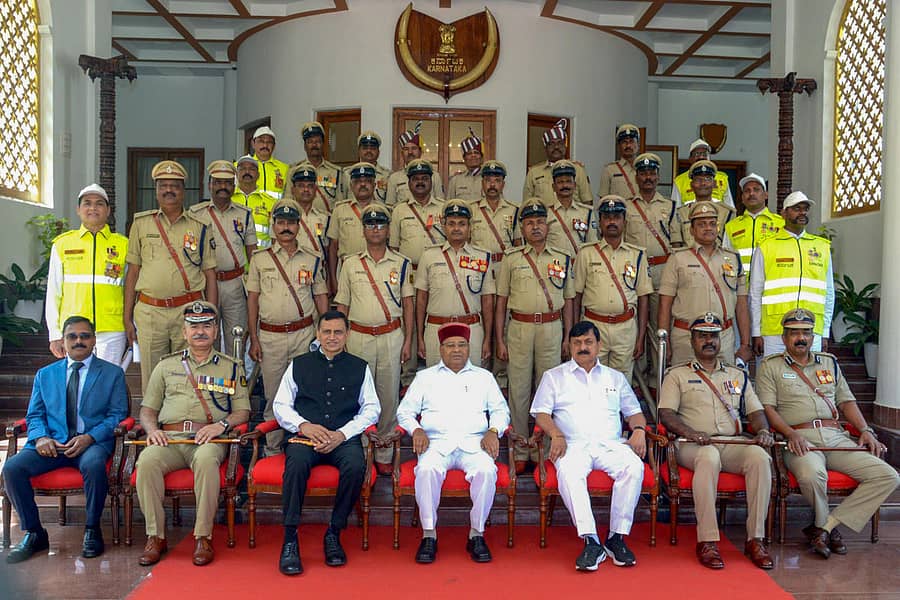 ರಾಷ್ಟ್ರಪತಿ ಪದಕ ಪುರಸ್ಕೃತ ಅಧಿಕಾರಿಗಳು ಹಾಗೂ ಸಿಬ್ಬಂದಿ ಜೊತೆಯಲ್ಲಿ ರಾಜ್ಯಪಾಲ ಥಾವರಚಂದ್ ಗೆಹಲೋತ್ ಅವರು ಫೋಟೊ ತೆಗೆಸಿಕೊಂಡರು. ಗೃಹ ಸಚಿವ ಆರಗ ಜ್ಞಾನೇಂದ್ರ, ಹೆಚ್ಚುವರಿ ಮುಖ್ಯ ಕಾರ್ಯದರ್ಶಿ ರಜನೀಶ್ ಗೋಯೆಲ್, ಡಿಜಿಪಿ ಅಮರ್ಕುಮಾರ್ ಪಾಂಡೆ ಹಾಗೂ ಇತರರು ಇದ್ದರು. – ಪ್ರಜಾವಾಣಿ ಚಿತ್ರ