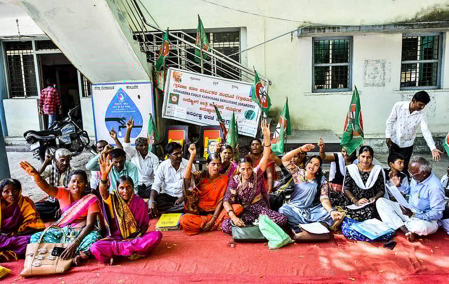 ಕಲಬುರಗಿಯ ಜಿಲ್ಲಾ ಪಂಚಾಯಿತಿ ಕಚೇರಿ ಎದುರು ಗ್ರಾಮೀಣ ಕೂಲಿ ಕಾರ್ಮಿಕರ ಸಂಘಟನೆಯ ಸದಸ್ಯರು ಪ್ರತಿಭಟನೆ ನಡೆಸಿದರು–ಪ್ರಜಾವಾಣಿ ಚಿತ್ರ