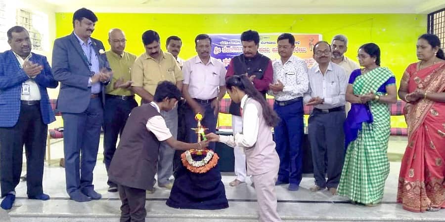 ದೊಡ್ಡಬಳ್ಳಾಪುರದ ದೇವರಾಜ ಅರಸ್ ಪದವಿಪೂರ್ವ ಕಾಲೇಜಿನಲ್ಲಿ ಸೋಮವಾರ ನಡೆದ ತಾಲ್ಲೂಕು ಮಟ್ಟದ ಪದವಿಪೂರ್ವ ಕಾಲೇಜು ವಿದ್ಯಾರ್ಥಿಗಳ ಸಾಂಸ್ಕೃತಿಕ ಸ್ಪರ್ಧೆಗೆ ಶ್ರೀದೇವರಾಜ ಅರಸ್ ಶಿಕ್ಷಣ ಸಂಸ್ಥೆಯ ಉಪಾಧ್ಯಕ್ಷ ಜೆ. ರಾಜೇಂದ್ರ ಚಾಲನೆ ನೀಡಿದರು