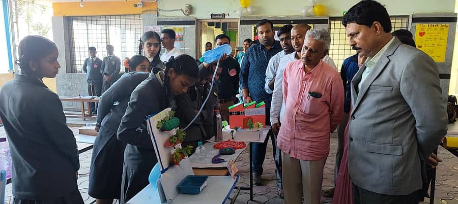 ಆನೇಕಲ್ ತಾಲ್ಲೂಕಿನ ಅತ್ತಿಬೆಲೆ ಪಬ್ಲಿಕ್ ಶಾಲೆಯಲ್ಲಿ ಸರ್ ಸಿ.ವಿ. ರಾಮನ್ ಜನ್ಮ ದಿನದ ಅಂಗವಾಗಿ ಸೋಮವಾರ ವಿಜ್ಞಾನ ವಸ್ತು ಪ್ರದರ್ಶನಕ್ಕೆ ಎಪಿಎಸ್ ವಿದ್ಯಾಸಂಸ್ಥೆ ಕಾರ್ಯದರ್ಶಿ ಡಿ. ಮುನಿರಾಜು ಚಾಲನೆ ನೀಡಿದರು