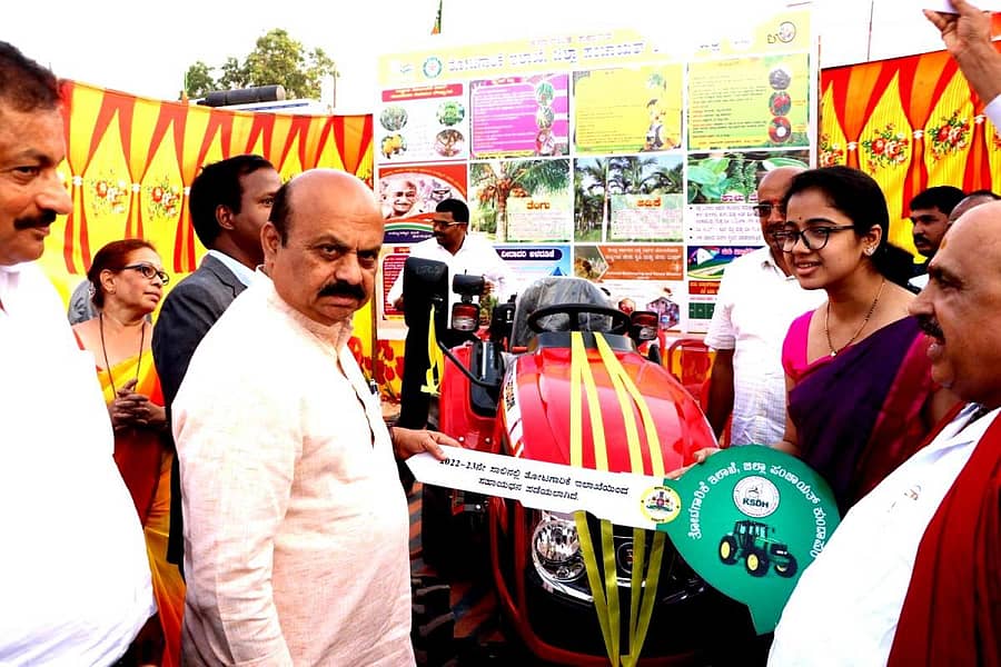 ಕುಂದಾಪುರ ಸಮೀಪದ ಹೊಸಾಡು ಗ್ರಾಮದ ಮುಳ್ಳಿಕಟ್ಟೆಯ ನಗು ಸಿಟಿಯಲ್ಲಿ ಸೋಮವಾರ ಮುಖ್ಯಮಂತ್ರಿ ಬಸವರಾಜ ಬೊಮ್ಮಾಯಿ ಅವರು ಫಲಾನುಭವಿಗೆ ಟ್ರ್ಯಾಕ್ಟರ್ ಹಸ್ತಾಂತರಿಸಿದರು. ಶಾಸಕ ಬಿ.ಎಂ.ಸುಕುಮಾರ ಶೆಟ್ಟಿ ಇದ್ದರು