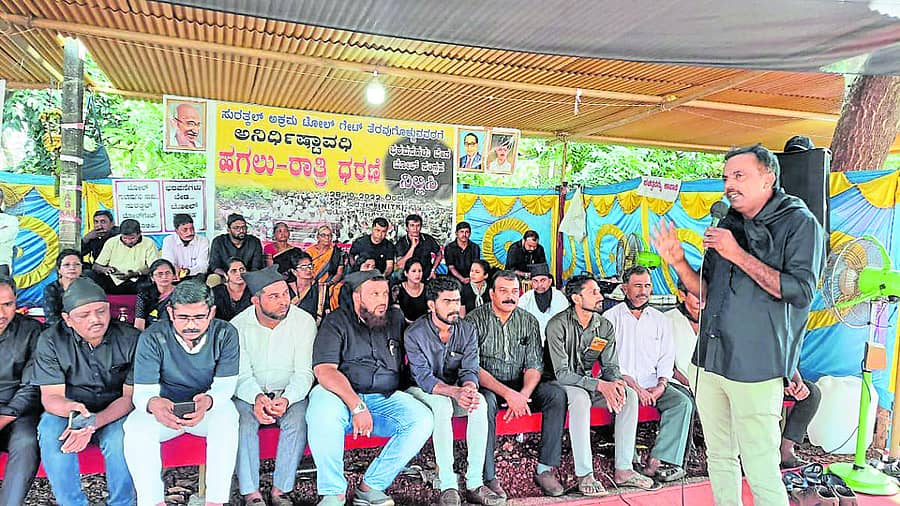 ಸುರತ್ಕಲ್ ಟೋಲ್ ತೆರವಿಗೆ ಆಗ್ರಹಿಸಿ ನಡೆಯುತ್ತಿರುವ ಧರಣಿಯ 11ನೇ ದಿನದ ಸಭೆಯಲ್ಲಿ ಮುನೀರ್ ಕಾಟಿಪಳ್ಳ ಮಾತನಾಡಿದರು