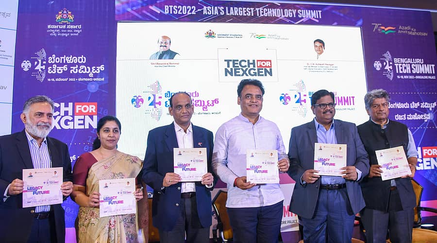 ಬೆಂಗಳೂರು ಟೆಕ್ ಸಮ್ಮಿಟ್ನ ಮಾಹಿತಿಯನ್ನು ಒಳಗೊಂಡ ಕೈಪಿಡಿಯನ್ನು ಸಚಿವ ಡಾ.ಅಶ್ವತ್ಥನಾರಾಯಣ ಬಿಡುಗಡೆ ಮಾಡಿದರು. ಈ ಸಂದರ್ಭದಲ್ಲಿ ಐಟಿ–ಬಿಟಿ ಇಲಾಖೆ ನಿರ್ದೇಶಕಿ ಮೀನಾ ನಾಗರಾಜ್, ಇಲಾಖೆಯ ಹೆಚ್ಚುವರಿ ಪ್ರಧಾನ ಕಾರ್ಯದರ್ಶಿ ಇ.ವಿ.ರಮಣರೆಡ್ಡಿ, ಕರ್ನಾಟಕ ಡಿಜಿಟಲ್ ಎಕಾನಮಿ ಮಿಷನ್ ಮುಖ್ಯಸ್ಥ ಬಿ ವಿ ನಾಯ್ಡು, ಜಗದೀಶ್ ಪಾಟಣಕರ್, ಜೈವಿಕ ತಂತ್ರಜ್ಞಾನ ಕ್ಷೇತ್ರದ ಉಸ್ತುವಾರಿ ವಿಜಯ್ ಚಂದ್ರು ಇದ್ದರು.