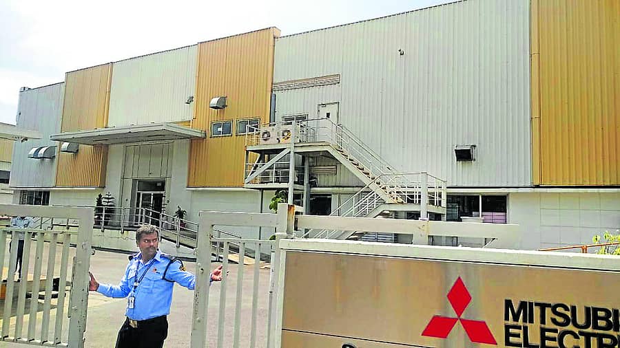 ಬಿಡದಿ ಕೈಗಾರಿಕಾ ಪ್ರದೇಶದಲ್ಲಿರುವ ಮಿಟ್ಸುಬಿಷಿ ಎಲೆಕ್ಟ್ರಿಕ್ ಇಂಡಿಯಾ ಪ್ರೈವೇಟ್ ಲಿಮಿಟೆಡ್ ಕಂಪನಿಗೆ ಬೀಗ ಜಡಿಯಲಾಗಿದೆ