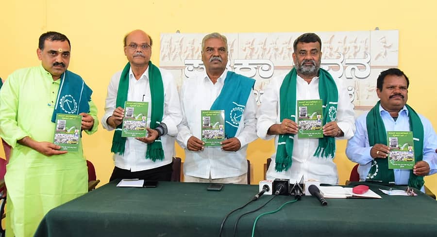 ರೈತ ಸಂಘದ ಕಾರ್ಯಾಧ್ಯಕ್ಷ ಜೆ.ಎಂ. ವೀರಸಂಗಯ್ಯ ಬರೆದಿರುವ 'ಕೃಷಿ ಪಂಪ್ಸೆಟ್ಗಳಿಗೆ ಮೀಟರ್, ರೈತರಿಗೆ ಬರೆ’ ಕುರಿತ ಪುಸ್ತಕವನ್ನು ರೈತ ಸಂಘದ ರಾಜ್ಯ ಅಧ್ಯಕ್ಷ ಬಡಗಲಪುರ ನಾಗೇಂದ್ರ, ಗೌರವ ಅಧ್ಯಕ್ಷ ಚಾಮರಸ ಮಾಲಿಪಾಟೀಲ ಬಿಡುಗಡೆಗೊಳಿಸಿದರು. ಜಿಲ್ಲಾಧ್ಯಕ್ಷ ಗೋಣಿಬಸಪ್ಪ, ರವಿಕುಮಾರ ಪೂಣಚ್ಚ ಇದ್ದಾರೆ