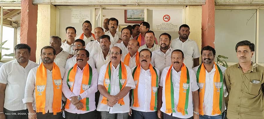 ದೇವನಹಳ್ಳಿಯ ಪ್ರವಾಸಿ ಮಂದಿರದಲ್ಲಿ ಜಿಲ್ಲಾ ಬಿಜೆಪಿ ಘಟಕದಿಂದ ಪತ್ರಿಕಾಗೋಷ್ಠಿಯಲ್ಲಿ ಮುಖಂಡರು ಭಾಗವಹಿಸಿದ್ದರು.