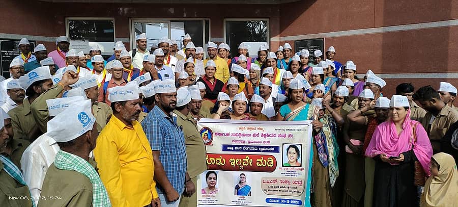 ದೇವನಹಳ್ಳಿಯ ಸರ್ಕಾರಿ ನೌಕರರು ಒಪಿಎಸ್ ಯೋಜನೆ ಜಾರಿಗೊಳಿಸುವಂತೆ ಒತ್ತಾಯಿಸಿ ಪ್ರತಿಭಟನೆ ನಡೆಸಿದರು
