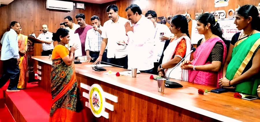 ಕಾರ್ಕಳ ತಾಲ್ಲೂಕು ಪಂಚಾಯಿತಿ ಸಭಾಂಗಣದಲ್ಲಿ ಫಲಾನುಭವಿಗಳಿಗೆ ಸಚಿವ ವಿ.ಸುನಿಲ್ ಕುಮಾರ್ ಹಕ್ಕುಪತ್ರ ವಿತರಿಸಿದರು.