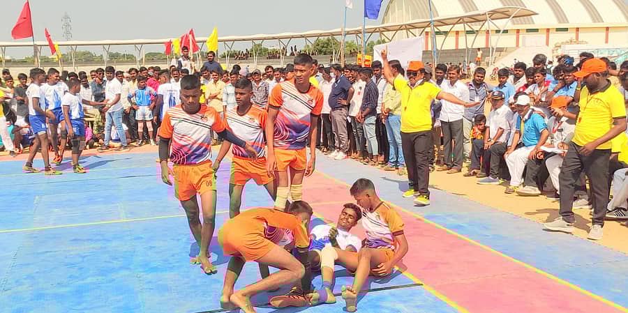 ಶಹಾಪುರ ನಗರದ ಪ್ರಥಮ ದರ್ಜೆ ಕಾಲೇಜಿನ ಕ್ರೀಡಾಂಗಣದಲ್ಲಿ ಮಂಗಳವಾರ ನಡೆದ ವಿಭಾಗ ಮಟ್ಟದ ಕಬಡ್ಡಿ ಕ್ರೀಡಾಕೂಟ