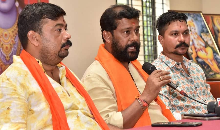 ಸುದ್ದಿಗೋಷ್ಠಿಯಲ್ಲಿ ಶರಣ್ ಪಂಪ್ವೆಲ್ ಮಾತನಾಡಿದರು. ಭುಜಂಗ ಕುಲಾಲ್, ಪುನೀತ್ ಅತ್ತಾವರ ಹಾಗೂ ಗೋಪಾಲ್ ಕುತ್ತಾರ್ ಇದ್ದಾರೆ– ಪ್ರಜಾವಾಣಿ ಚಿತ್ರ