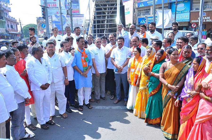 ಕೆಪಿಸಿಸಿ ಕಾರ್ಯಾಧ್ಯಕ್ಷ ಸತೀಶ ಜಾರಕಿಹೊಳಿ ಅವರ ಹಿಂದೂ ಪದ ಕುರಿತ ಹೇಳಿಕೆ ವಿರೋಧಿಸಿ ಕಲಬುರಗಿಯ ಎಸ್ವಿಪಿ ವೃತ್ತದಲ್ಲಿ ಬುಧವಾರ ಬಿಜೆಪಿ ಜಿಲ್ಲಾ ಮುಖಂಡರು ಪ್ರತಿಭಟನೆ ನಡೆಸಿದರು