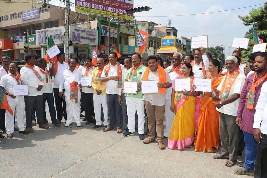 ಜಿಲ್ಲಾ ಬಿಜೆಪಿ ಘಟಕದ ಪದಾಧಿಕಾರಿಗಳು ಹಾಗೂ ಕಾರ್ಯಕರ್ತರು ಬುಧವಾರ ಚಾಮರಾಜನಗರದಲ್ಲಿ ಸತೀಶ್ ಜಾರಕಿಹೊಳಿ ವಿರುದ್ಧ ಪ್ರತಿಭಟನೆ ನಡೆಸಿದರು