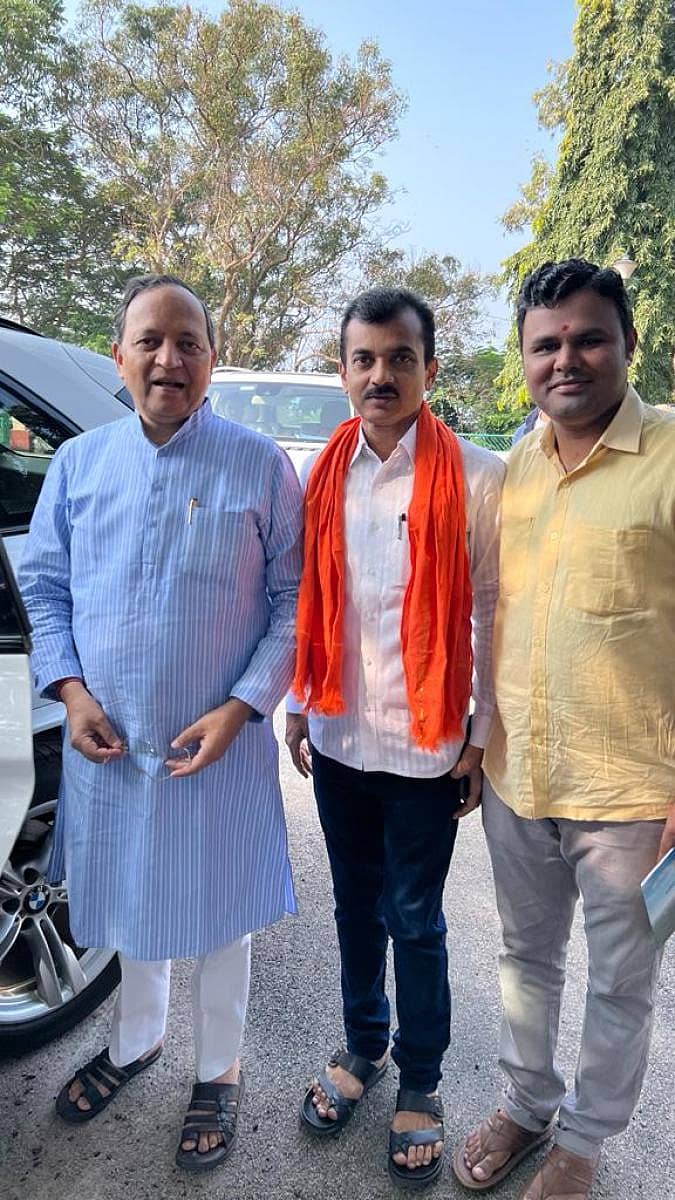 ಹೊಸಪೇಟೆಯ ತುಂಗಭದ್ರಾ ಜಲಾಶಯದ ‘ವೈಕುಂಠ’ ಅತಿಥಿ ಗೃಹದಲ್ಲಿ ಬುಧವಾರ ಬಿಜೆಪಿ ರಾಜ್ಯ ಉಸ್ತುವಾರಿ ಅರುಣ್‌ ಸಿಂಗ್‌ ಅವರನ್ನು ಭೇಟಿಯಾಗಿ ಪಕ್ಷ ಸಂಘಟನೆ ಕುರಿತು ಪಕ್ಷದ ಜಿಲ್ಲಾಧ್ಯಕ್ಷ ಚನ್ನಬಸವನಗೌಡ ಪಾಟೀಲ, ಪ್ರಧಾನ ಕಾರ್ಯದರ್ಶಿ ಕೆ. ರಾಘವೇಂದ್ರ ಮಾಹಿತಿ ನೀಡಿದರು