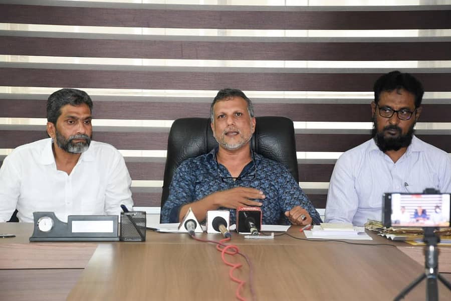 ಸುದ್ದಿಗೋಷ್ಠಿಯಲ್ಲಿ ಅಬ್ದುಲ್ ನಾಸಿರ್ ಲಕ್ಕಿಸ್ಟಾರ್ ಮಾತನಾಡಿದರು. ಕೆ.ಅಶ್ರಫ್ ಹಾಗೂ ಮೌಜಮ್ ಪಾಷಾ ಇದ್ದಾರೆ