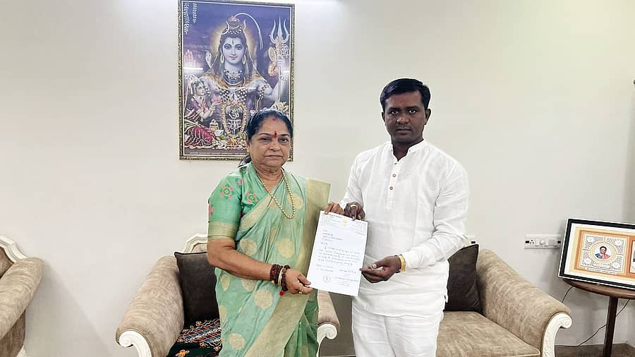 ಸ್ಪೀಕರ್‌ಗೆ ರಾಜೀನಾಮೆ ಸಲ್ಲಿಸುತ್ತಿರುವ ಶಾಸಕ ಭವೇಶ್ ಕತಾರಾ (ಟ್ವಿಟರ್‌ ಚಿತ್ರ: @dhaval241086) 