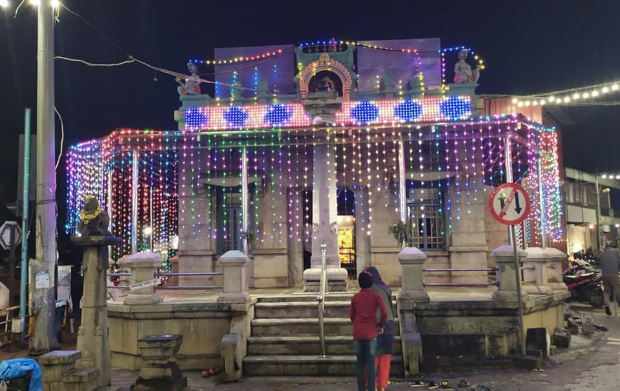 ವಿದ್ಯುತ್‌ ದೀಪಾಲಂಕಾರಗೊಂಡ ಕುಶಾಲನಗರದ ಗಣಪತಿ ದೇವಸ್ಥಾನ