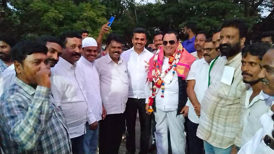 ಕುಶಾಲನಗರಕ್ಕೆ ಬುಧವಾರ ಭೇಟಿ ನೀಡಿದ ಜೆಡಿಎಸ್ ರಾಜ್ಯ ಘಟಕದ ಅಧ್ಯಕ್ಷ ಸಿ.ಎಂ.ಇಬ್ರಾಹಿಂ ಅವರನ್ನು ಪಕ್ಷದ ಮುಖಂಡರು ಸನ್ಮಾನಿಸಿದರು. ಮುಖಂಡರಾದ ನಾಪಂಡ ಮುತ್ತಪ್ಪ, ಸುರೇಶ್, ಎಚ್.ಡಿ.ಚಂದ್ರು, ಮಹೇಶ್, ಸಿ.ಎಲ್.ವಿಶ್ವ, ರವಿಕುಮಾರ್ ಇದ್ದಾರೆ