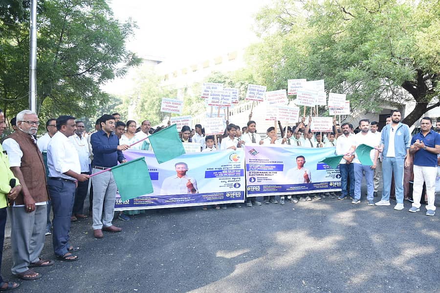 ಕಲುಬರಗಿಯಲ್ಲಿ ವಿಶೇಷ ಸಂಕ್ಷಿಪ್ತ ಪರಿಷ್ಕರಣೆ 2023ರ ಕರಡು ಪಟ್ಟಿ ಪ್ರಕಟಿಸುವ ಅಂಗವಾಗಿ ಬುಧವಾರ ನಡೆದ ಚುನಾವಣಾ ಜಾಗೃತಿ ಜಾಥಾಗೆ ಜಿಲ್ಲಾಧಿಕಾರಿ ಯಶವಂತ ಗುರುಕರ್ ಅವರು ಚಾಲನೆ ನೀಡಿದರು